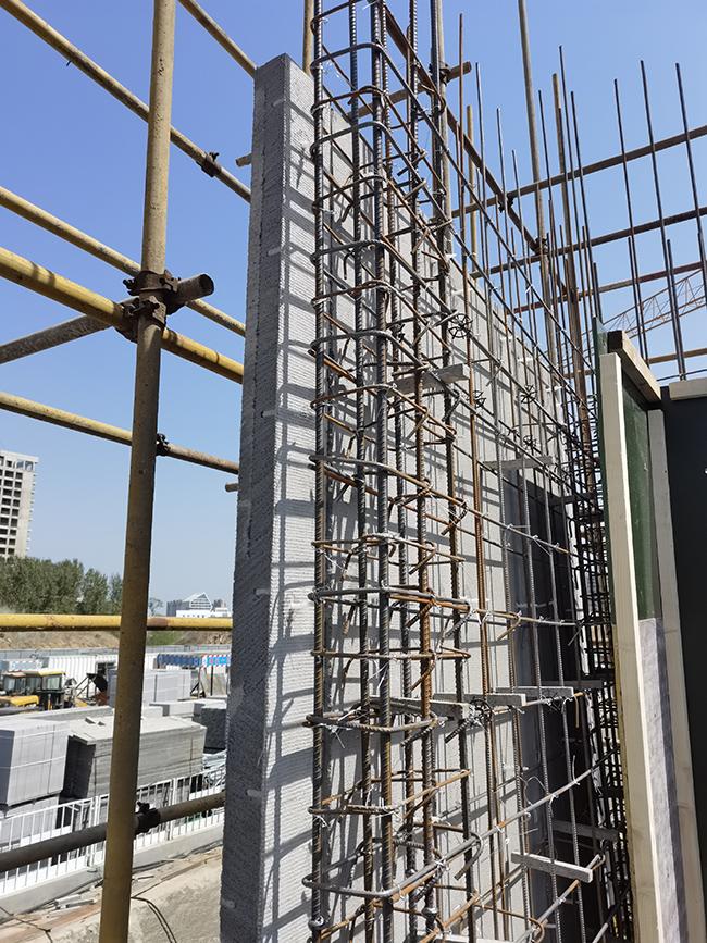 A級外置高精度結構一體化保溫墻板施工現場